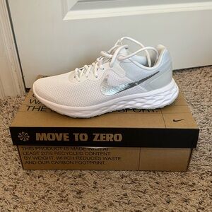 brand: nike, color: white